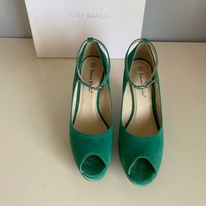 Deals for Isabella Rossellini Shoes 